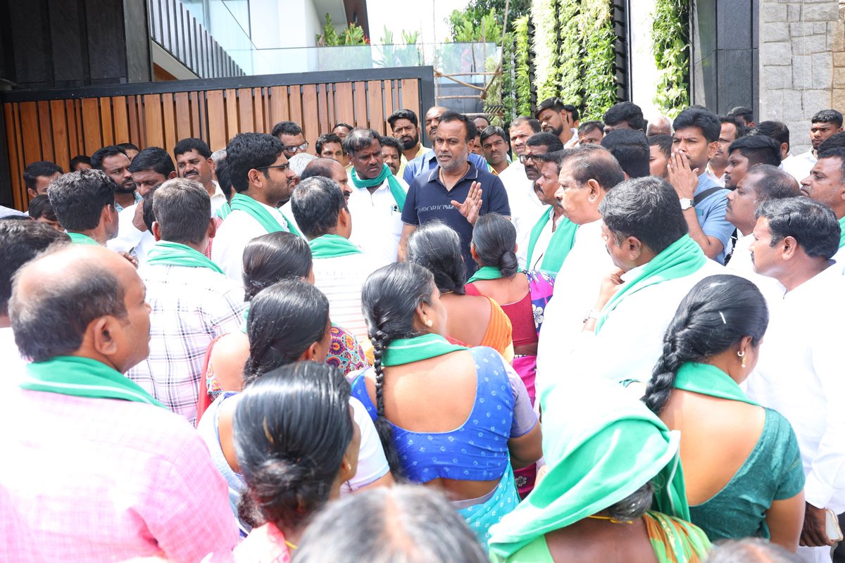 rajgopalreddy_K's tweet photo. రీజినల్ రింగ్ రోడ్డు బాధితులకు హామీ ఇచ్చిన కోమటిరెడ్డి రాజ్ గోపాల్ రెడ్డి గారు!! 

రీజనల్ రింగ్ రోడ్డు వల్ల తమ భూములు కోల్పోతున్న చౌటుప్పల్ మండలంలోని పలు గ్రామాల ప్రజలు, భువనగిరి నియోజకవర్గం లోని రాయగిరి ప్రజలు, గజ్వేల్ నియోజకవర్గ ప్రజలు మునుగోడు శాసనసభ్యులు శ్రీ కోమటిరెడ్డి రాజ్ గోపాల్ రెడ్డి గారిని హైదరాబాదులోని తన నివాసంలో కలిసి రీజినల్ రింగ్ రోడ్డు నిర్మాణంలో తమ భూములు కోల్పోతున్నామని ప్రభుత్వంతో మాట్లాడి అలైన్మెంట్ మార్పించాలని  లేదా బహిరంగ మార్కెట్ విలువ ద్వారా పరిహారమైన చెల్లించాలని కోరారు..

ఈ సమస్య తన దృష్టిలో ఉందని త్వరితగతిన ముఖ్యమంత్రి గారి దృష్టికి తీసుకెళ్లి మీ సమస్యను చర్చిస్తానని రీజినల్ రింగ్ రోడ్డు  బాధితులకు హామీ ఇచ్చిన ఎమ్మెల్యే రాజ్ గోపాల్ రెడ్డి గారు..

#RegionalRingRoad