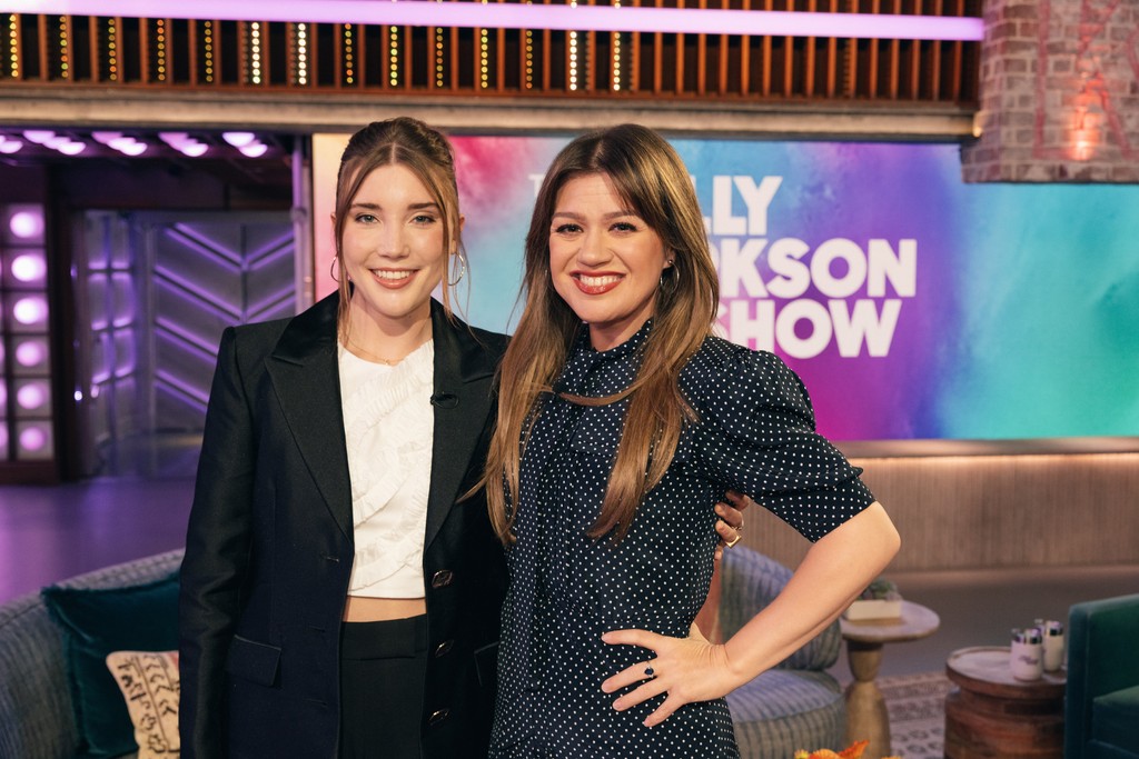 The Kelly Clarkson Show (@kellyclarksontv) on Twitter photo Lighting it up today with <a href="/SnoopDogg/">Snoop Dogg</a>, <a href="/kylieminogue/">Kylie Minogue</a> and <a href="/MariaTaylor/">Maria Taylor</a> PLUS a special surprise with Diary of a Wimpy Kid author Jeff Kinney and Storybook Maze, and Gaia Wise stops by! Lighting it up today with <a href="/SnoopDogg/">Snoop Dogg</a>, <a href="/kylieminogue/">Kylie Minogue</a> and <a href="/MariaTaylor/">Maria Taylor</a> PLUS a special surprise with Diary of a Wimpy Kid author Jeff Kinney and Storybook Maze, and Gaia Wise stops by!