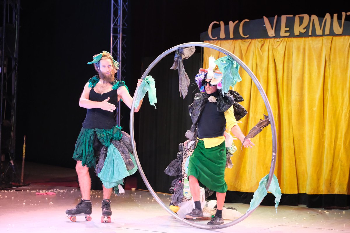 🎪🏫 Els matins d'aquesta setmana han començat forts amb la carpa del #FIPC24 plena de nens i nenes de les escoles de #Cornellà!

Els més petits i les més petites de casa ho estan donant tot amb "Absurd" de <a href="/circvermut/">Circ Vermut</a> 🍿

🔗 festivaldepallassos.com