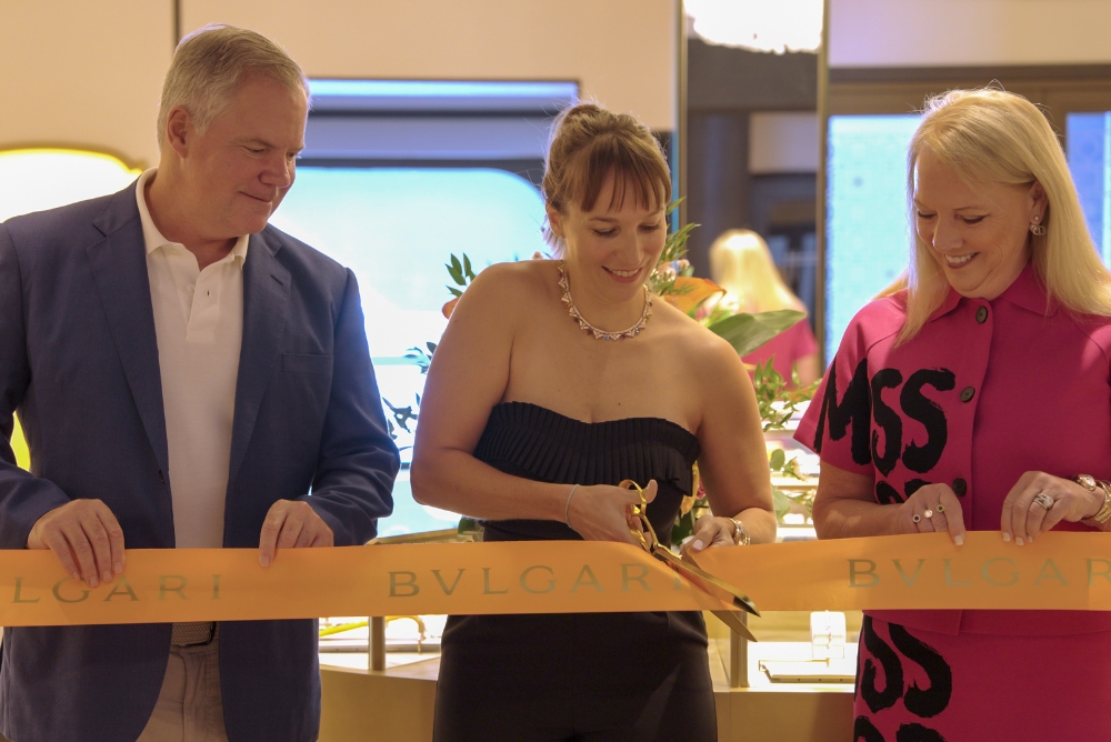 Starboard Luxury introduces Bulgari boutique on Ritz-Carlton yacht Ilma: Jim Murren, Executive Chairman &amp; CEO of The Ritz-Carlton Yacht Collection, Elodie Thellier, Bvlgari President Latin America &amp; Caribbean, and Lisa Bauer, Starboard President &amp; CEO. 
… dlvr.it/TFblp7