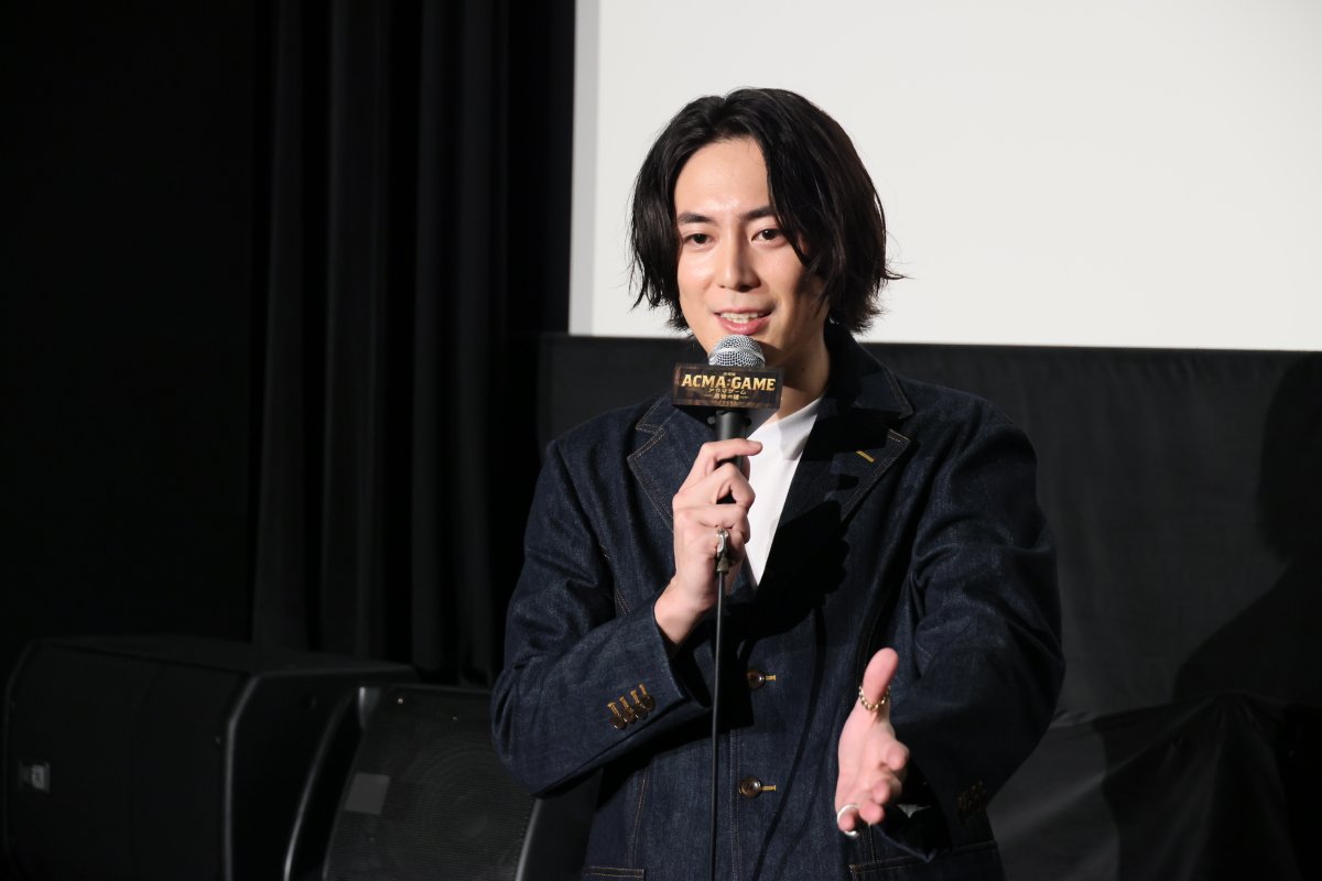 ntv_acmagame's tweet photo. ＜ティーン女子限定試写会イベントレポート📝＞
10/13(日)に行われた世代別試写会のレポートをお届け！
本日は②ティーン女子限定試写会👩

映画上映後に間宮さんがサプライズで登壇し、ティーン女子・約３０名と、間宮さんが考えた３個のキーワードをYES or NOで答えられる質���を繰り返して導き出す
＜三単究明＞で対決！

間宮さんがサプライズ登場するや、驚きで緊張する女子たちを前に「リラックスしてね！」と気遣う間宮さんに「ムリ！ムリ！ムリ！」と慌てるお客様も！

＜三単究明＞では間宮さんが事前に
【田中樹】【阪神タイガース】【コーヒー】
の３つのキーワードを設定。ティーン女子から「映画に関するものですか？」「生き物ですか？」「それは出演者の名前ですか？」など続々と質問が飛び出し間宮さんが回答。そして早々に、「一番右のカードが樹！」と回答が飛び出し１個目のキーワード【田中樹】を正解！「まさかの樹を呼び捨て！樹に伝えておきます！笑」と間宮さんがツッコみ笑いが起きる一幕も！

その後、質問を繰り返し猛攻するも中々正解にたどり着けない女子たちだが…「間宮さん��好きなものですか？」「野球関連ですか？」などから２個目のキーワード【阪神タイガース】を正解！３個目にも苦戦する女子たちへ間宮さんから「黒いものです」とヒントがあり、「飲み物ですか？」という質問から、ついに【コーヒー】を言い当て、ゲーム終了となりました！

質問コーナーでは、「阪神タイガースで好きな選手は？」と問われ、「連絡をよくとっているのは梅野選手！注目しているのは森下選手！」と即答！
最後には「来週、大学受験があって、緊張しない方法を教えてもらいたいです」とお悩み相談が。俺も今、舞台の本番中だけど、今までやってきたという自信と、やってきた以上のモノは出せないという開き直りを持っていて。それがあれば自分のベストなパフォーマンスになると思うから頑張ってください！」と全力回答し、女子を勇気づけました！

黄色い声援が飛び交う中、女子たちの猛攻が光る熱戦のゲームと心に沁みるアドバイスが光る回となりました！

イベントの様子はこちら（https://t.co/DYh9zngJ4T）

ドラマからさらにスケールアップした
『劇場版ACMA:GAME アクマゲーム 最後の鍵』は
いよいよ10月25日（金）公開です！
ぜひ劇場でご覧ください！
#アクマゲーム