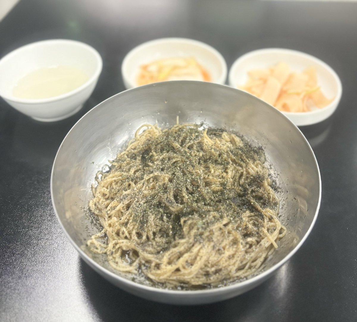 tarugi_12's tweet photo. 気になってたエゴマグクス(12000w)見た目以上に美味しかった！エゴマ油と黒ゴマの相性抜群でまたリピしたい🥹ポッサムも美味しいらしい！

江南駅6番出口徒歩5分程度
📍チョンリュビョク
서울 서초구 서초대로74길 29 1층 청류벽
https://t.co/stlihoe8p9 https://t.co/cXrvjPMvCz