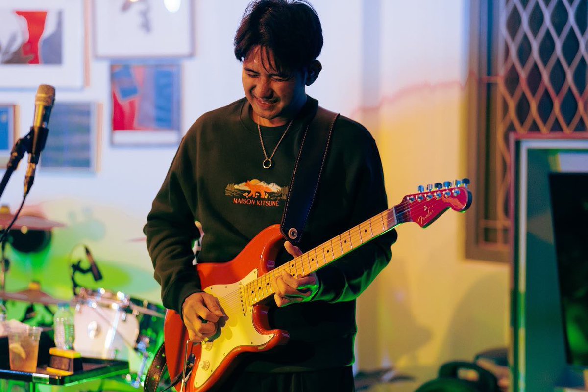 ruzzyfanclub's tweet image. พี่รัฐในชุด maison kitsuné เท่มากอะ ดูเป็นอีกลุคนึงเลยจากปกติใส่เสื้อยืดธรรมดา แต่นี่หล่อเป็นพิเศษ😭🩷