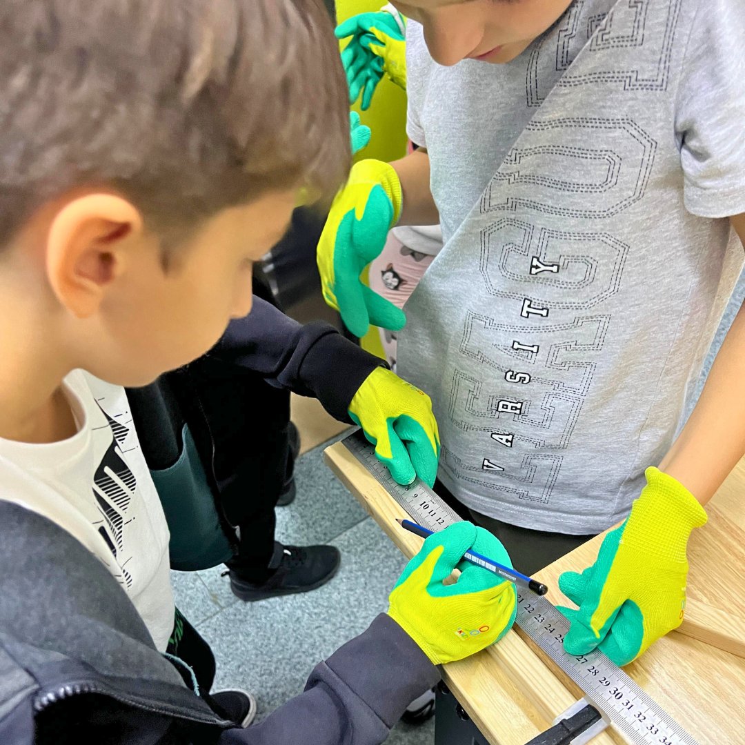 Primii exploratori curioși au ajuns la #STEAMClubs, la Clubul Copiilor din Horezu. Și ghici ce? Le place tare mult să lucreze cu materialele, dar mai ales, să își unească forțele în echipă! 🤝 Proiectul este finanțat de Romanian-American Foundation și Fundația Bosch România.