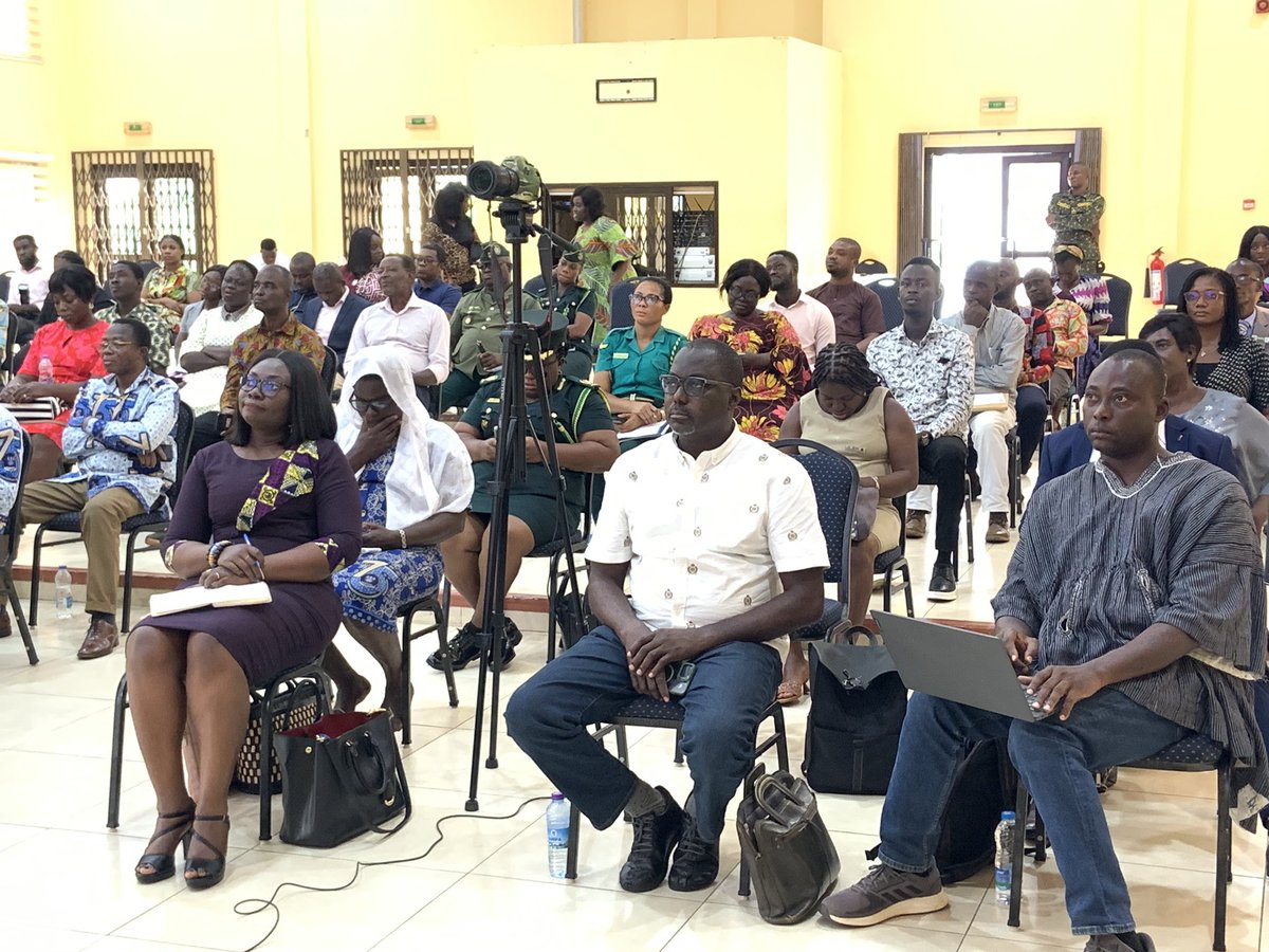 CmsLegon's tweet image. Director @mbsetrana opens todays  conference with an inspiring address on the REACH-STR project. 

Today, we dive into the connections between forced displacement, climate change, and gender as key drivers of social transformation.

#CMS_UG 
#ForcedDisplacement 
#Migration