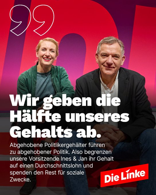 Das Bild zeigt Ines Schwerdtner und Jan van Aken vor einem rot-violetten Hintergrund, die entspannt lächeln. Der Text auf dem Bild lautet: „Wir geben die Hälfte unseres Gehalts ab.“ Darunter wird erklärt, dass abgehobene Politikergehälter zu abgehobener Politik führen. Deshalb begrenzen Ines und Jan ihr Gehalt auf einen Durchschnittslohn und spenden den Rest für soziale Zwecke. Unten rechts befindet sich das Logo der Partei Die Linke.