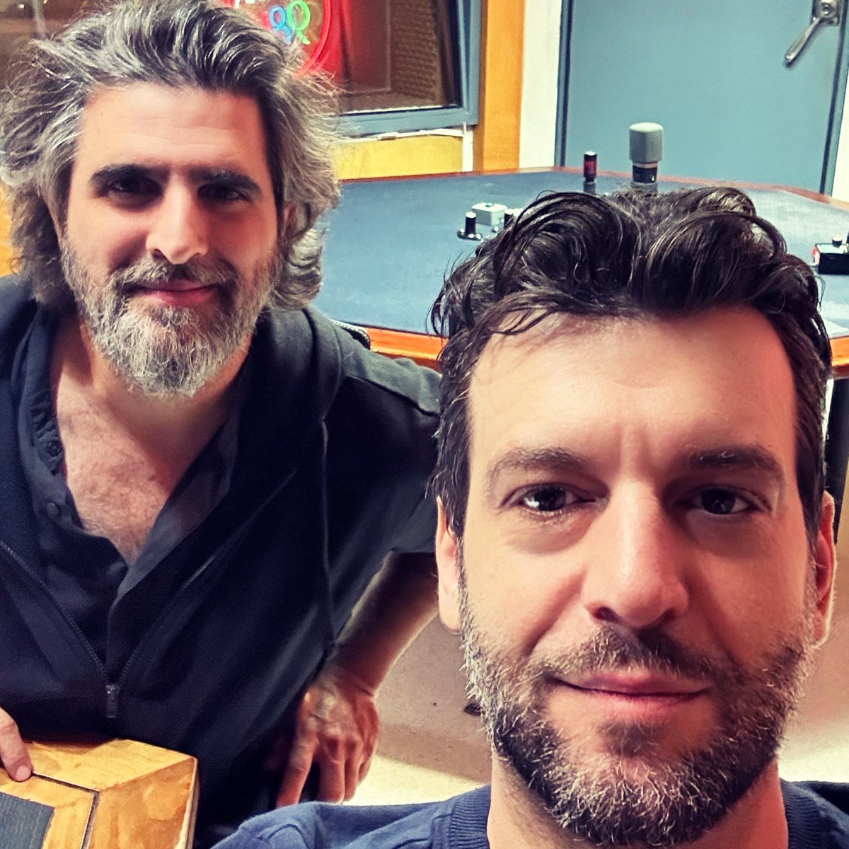 C_tachtsidis's tweet image. Η χθεσινή εκπομπή με τον Γιώργο Γάλλο στον @A984Official ήταν σα να συναντώ έναν παλιό φίλο.
Μια συζήτηση γεμάτη ζεστασιά και αυθεντικότητα! Πραγματικά ξεχωριστός καλλιτέχνης και άνθρωπος!
#ΤοSoundtrackΤηςΖωηςΤους