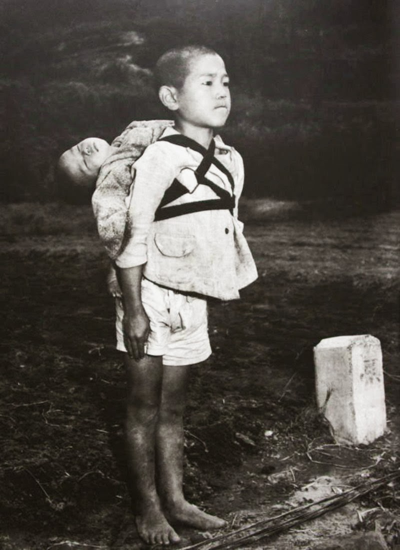 chivillain's tweet photo. 1945年、原爆が長崎に投下された直後に撮影された写真。僅か80年の年月を経た今日、私たち人類はこの光景が再現されることを意図も容易く許してしまった。私たちにはもっと、何かできることがあったのではないか。あるのではないか。

写真：Joe O'Donnell
動画：@mmagadli https://t.co/LGH2SiugkZ