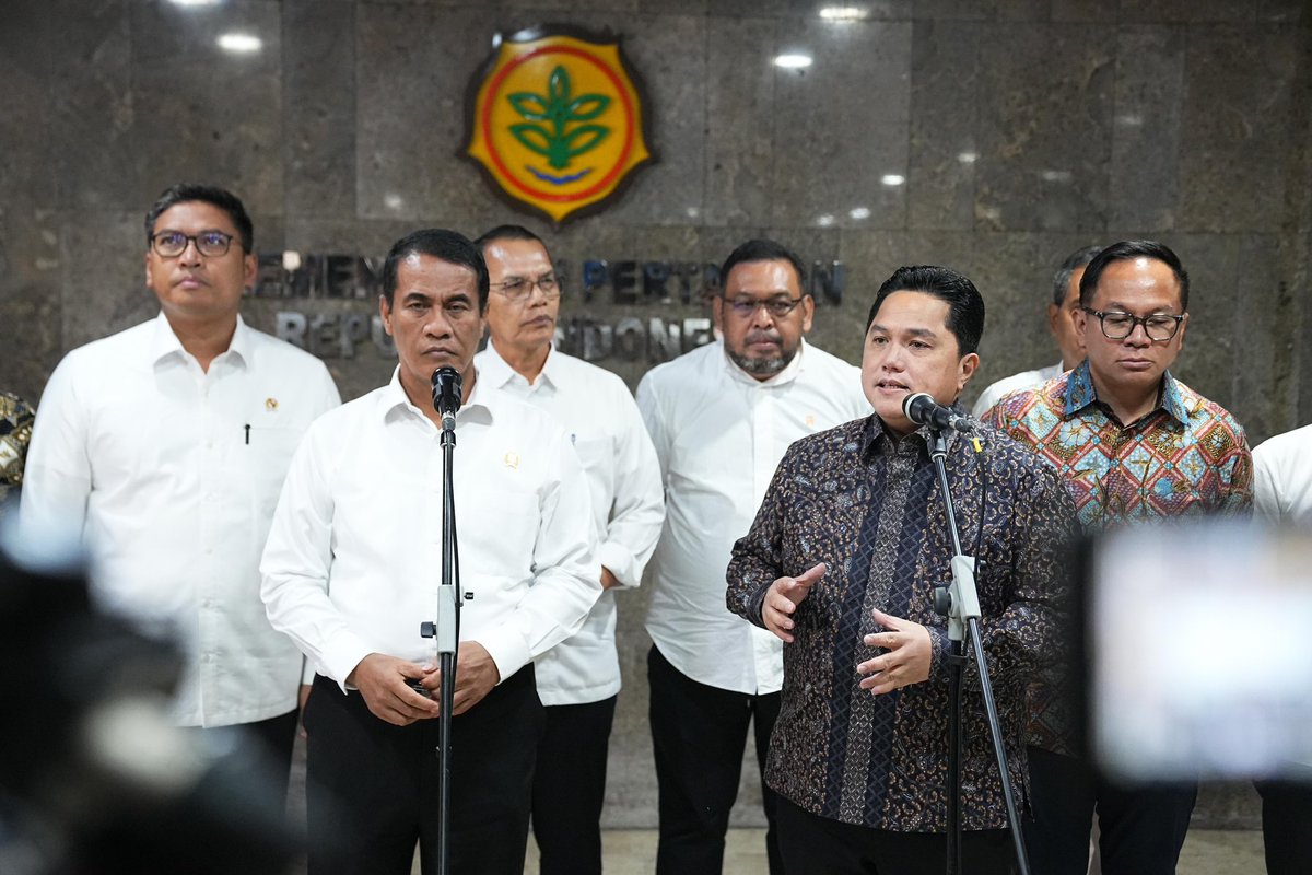 erickthohir's tweet photo. Pak Menteri Pertanian, Andi Amran Sulaiman dan saya di Kementerian BUMN mendukung dan memastikan untuk bersinergi mewujudkan visi Bapak Presiden Prabowo Subianto untuk Indonesia swasembada pangan secepatnya dan menjadi lumbung pangan dunia.

Hari ini saya bersama Bulog (logistik pangan), PTPN (PT Perkebunan Nusantara), Pupuk Indonesia dan RNI (Holding BUMN pangan dan pembibitan) melakukan koordinasi pertama agar bisa menyatukan program-program untuk mewujudkan swasembada pangan.