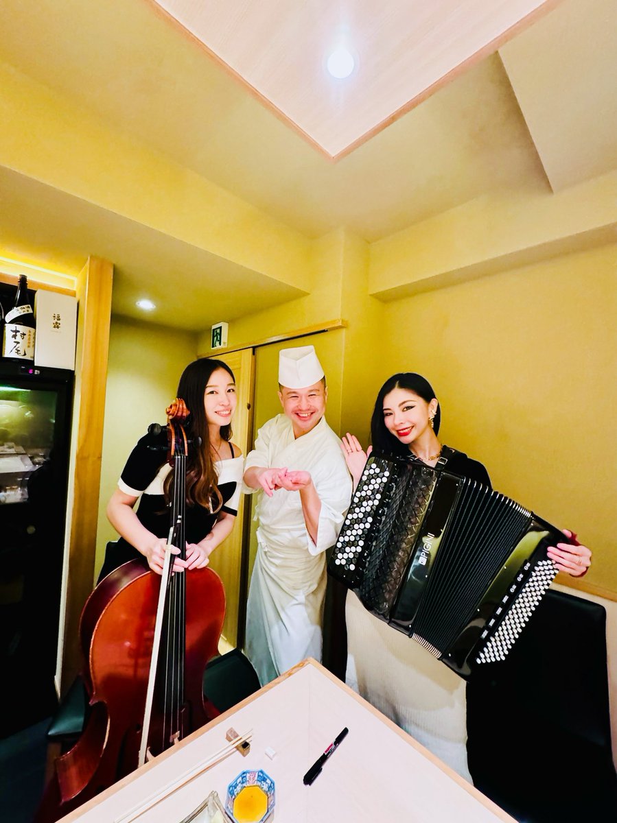 MeiM_official's tweet photo. 10/21六本木@鮨竜太
めめ地元いわきの同級生の鮨職人竜太くんのお店🍣鮨竜太×MeiM💋👀鮨と音楽の夢のコラボ企画が遂に実現🎉😍
美味しいお鮨とお酒、生演奏🎻🪗
どれもこれも美味しくて最高すぎ😍
素晴らしい鮨職人竜太くん！尊敬です！✨
感動と至福のひと時をありがとうございました❤️オススメです！ https://t.co/XOp5inVbTg