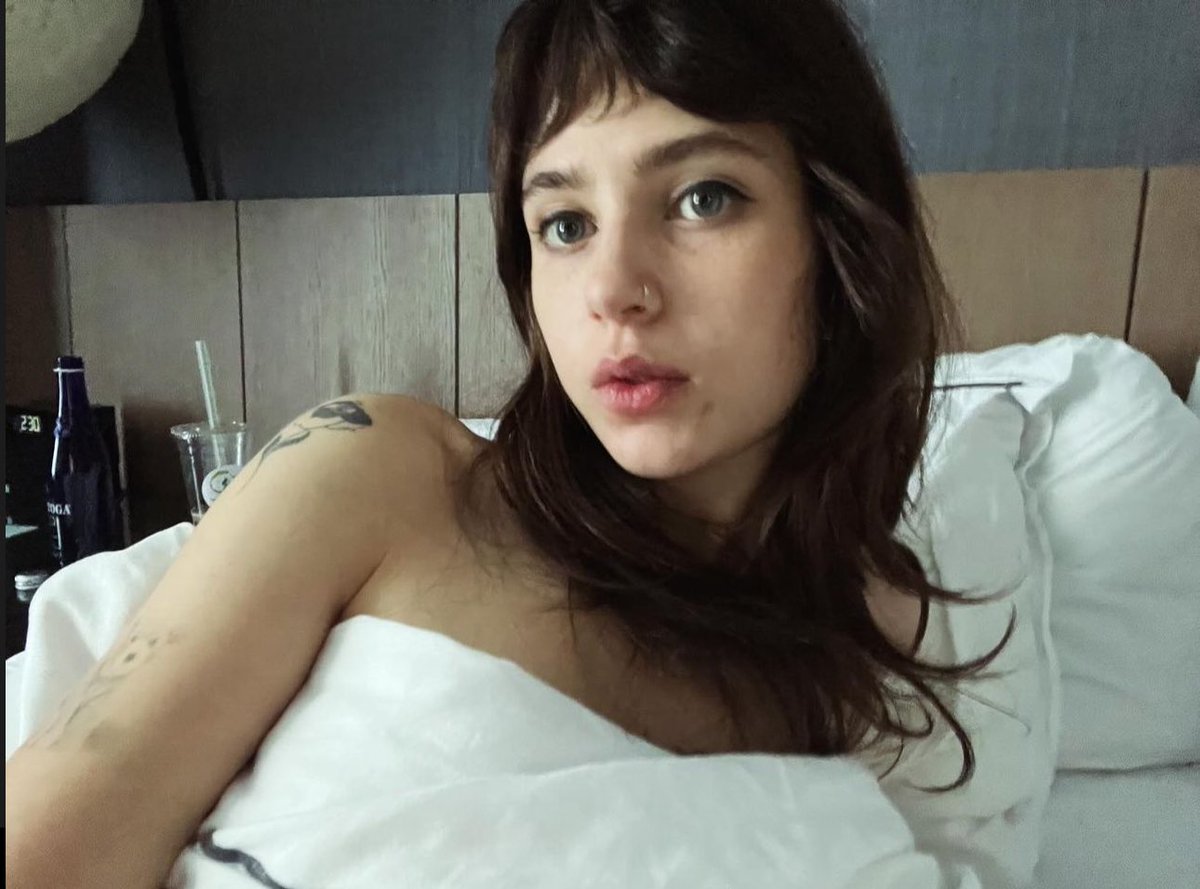 raspberhrriies's tweet photo. oh woahhhh clairo https://t.co/dvh2YuenCz