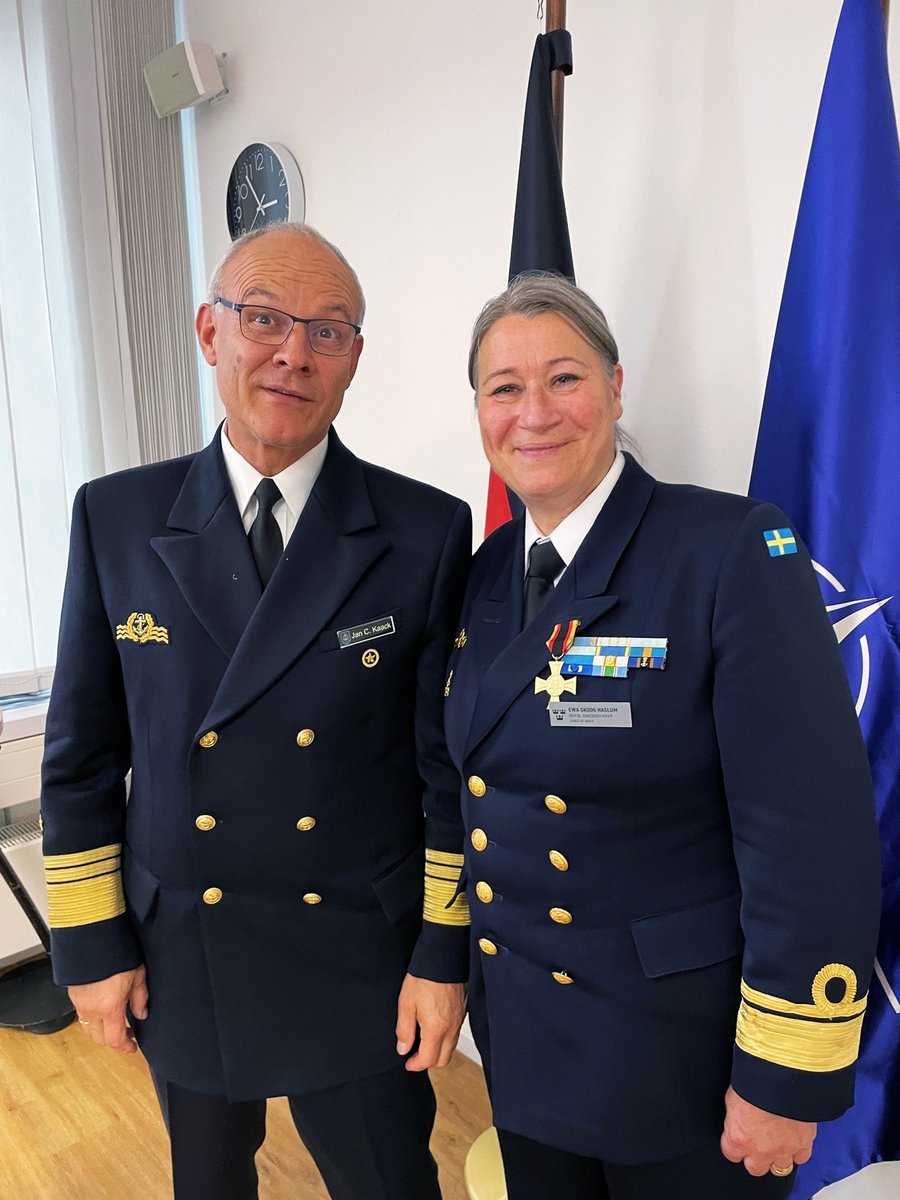Swebotschaft's tweet photo. Ehrenkreuz der #Bundeswehr in Gold für die schwedische Marinechefin Konteradmiral Ewa Skoog Haslum.

Vizeadmiral Jan Christian Kaack würdigte die gute Zusammenarbeit und Skoog Haslums Verdienste für eine enge Kooperation zwischen @deutschemarine &amp; @SwedishNavy.

📸@jhafsegerstad https://t.co/XjBJOxU8Qh