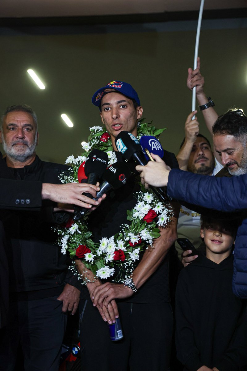 WorldSBK's tweet photo. What an incredible reception to celebrate the 2024 #WorldSBK Champion , @toprak_tr54 👑🏅
#BackOnTOPrak 🏆 https://t.co/aMPKb2qf22