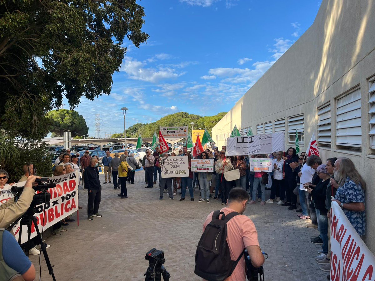 SaeAndalucia's tweet photo. 📌 Hospital Universitario de Puerto Real, 22 de Octubre de 2024.

📢 Los trabajadores/as de la #UCI del #HUPR, respaldados por Marea Blanca y la Junta de Personal, han convocado hoy, en la puerta principal del centro, una concentración por los recortes y sobrecarga.
#SindicatoSAE https://t.co/TRFMF4yRs8