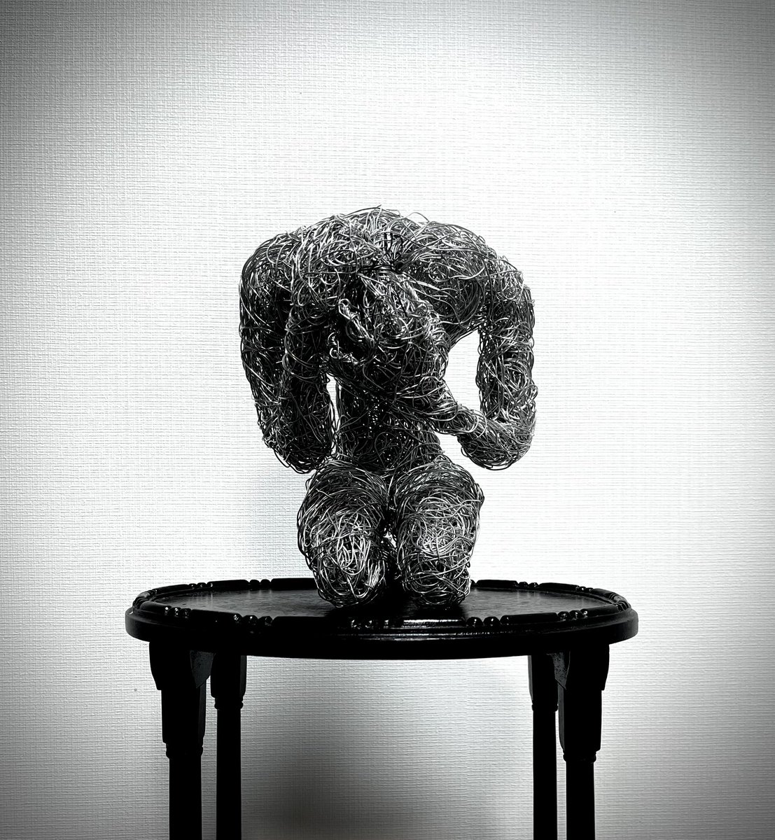 GASYA_SAKURA36's tweet image. 「苦悶」

侵食される前に...
後悔した頃には始まっていた。
反省する暇もない。無知は愚かであった。
この首一つを捧げます。ご慈悲を___

#wireart #wireartwork
#wiresculpting #針金アート
#ワイヤーアート