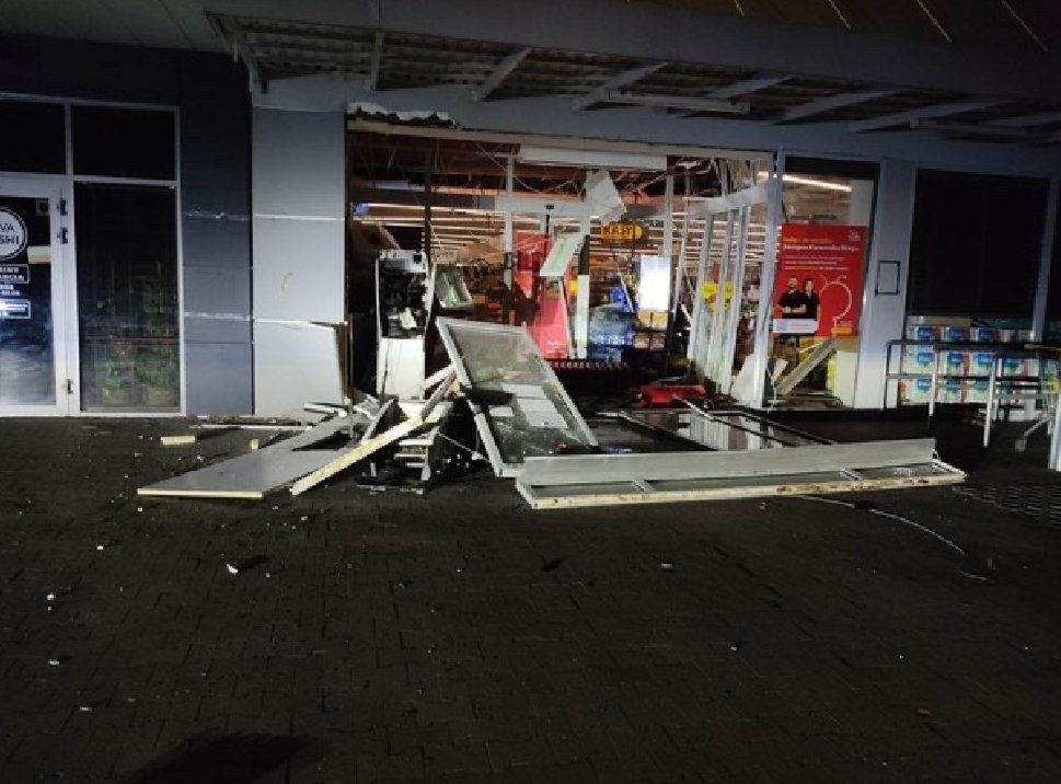 swiatowe_plotki's tweet photo. Wysadzenie bankomatu w Olsztynie! 

W nocy z 21 na 22 października, przy ulicy Hojzusza około 3 w nocy doszło do wysadzenia bankomatu. Na miejscu aktualnie działa grupa operacyjna policji pod nadzorem prokuratora. Na ten moment nie wiadomo czy ukradziono z niego pieniądze. https://t.co/F3WUos4L5w