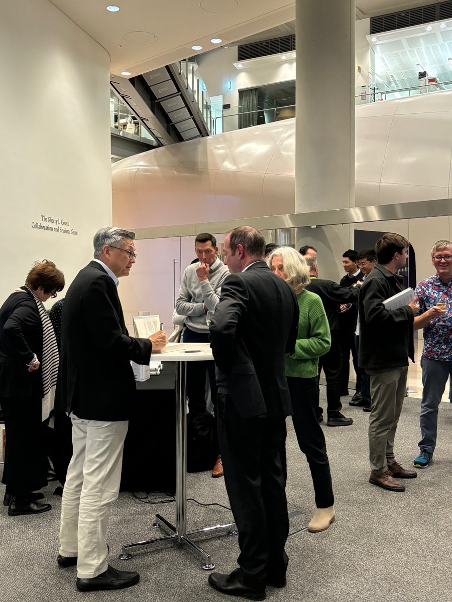 HaydayLab's tweet image. What an amazing evening at @TheCrick! We celebrated the launch of &quot;Breakthrough-The Quest for Life-Changing Medicines&quot; by Dr William Pao, a brilliant clinical academic &amp;amp; former leader at @Roche and @pfizer . Proud to see Hayday lab&apos;s first MPD-PhD student thrive! #drugdiscovery