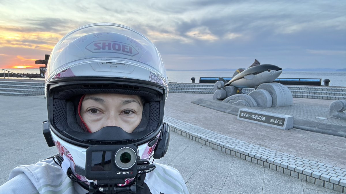 0841sakura's tweet photo. ギリギリ日の入りに間に合った！

ギリギリすぎてヘルメットも脱がずに写真！w

最北端証明書をもらいにお店に駆け込むw

本州最北端　大間崎 https://t.co/dK3M6m2Ot4