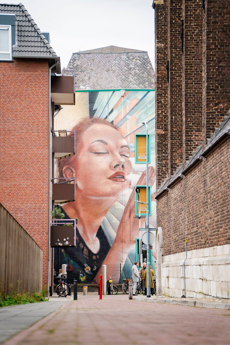 Op maandag 21 oktober heeft kunstenaar Evert Thielen in de Lohofstraat in de Venlose binnenstad een enorme muurschildering officieel onthuld. Lees meer op Nu Venlo: nu.venlo.nl/nieuws/muursch…