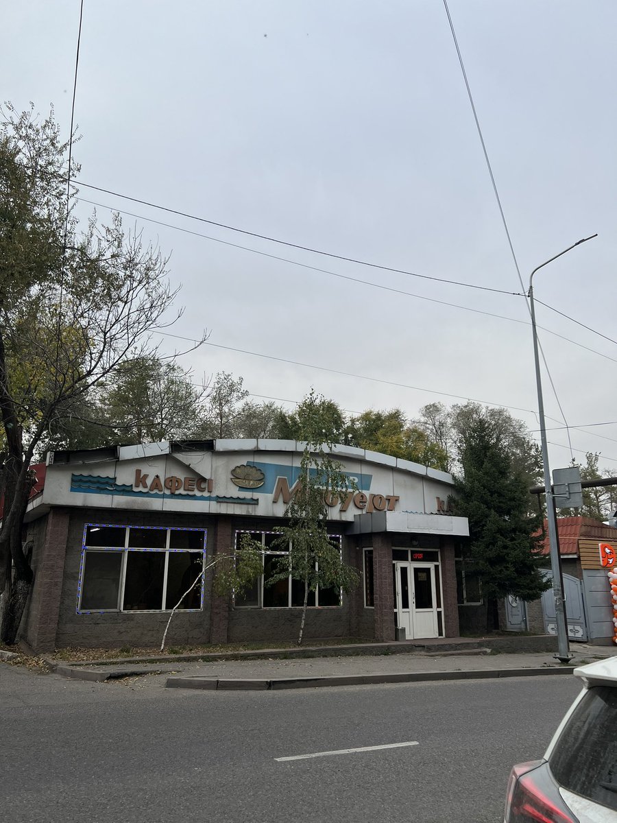 AiyynaKyo's tweet photo. Вот оно заведение 😆 так и не скажешь, что там вкусно 😅 https://t.co/rmRenTxuIX