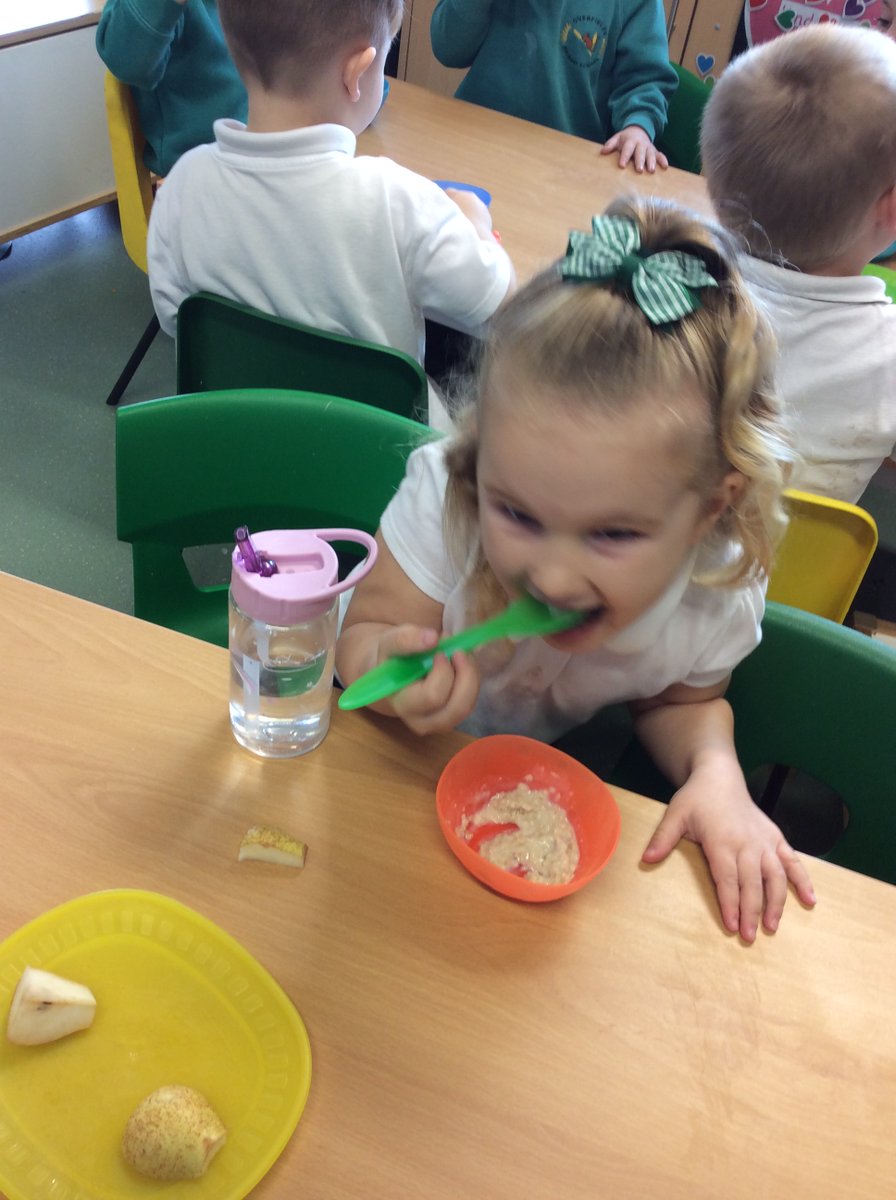 OverfieldsPri's tweet image. Tasting porridge for our healthy snack in nursery, just like the 3 bears!  Yum!🥣