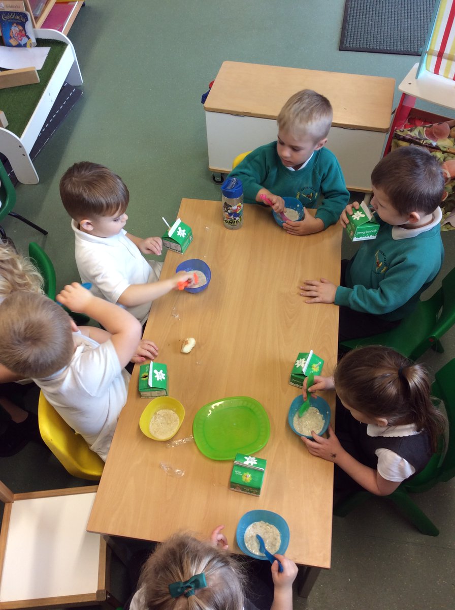 OverfieldsPri's tweet image. Tasting porridge for our healthy snack in nursery, just like the 3 bears!  Yum!🥣