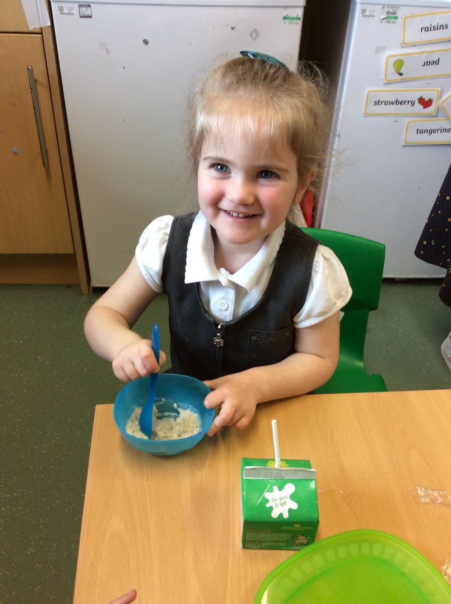 OverfieldsPri's tweet image. Tasting porridge for our healthy snack in nursery, just like the 3 bears!  Yum!🥣