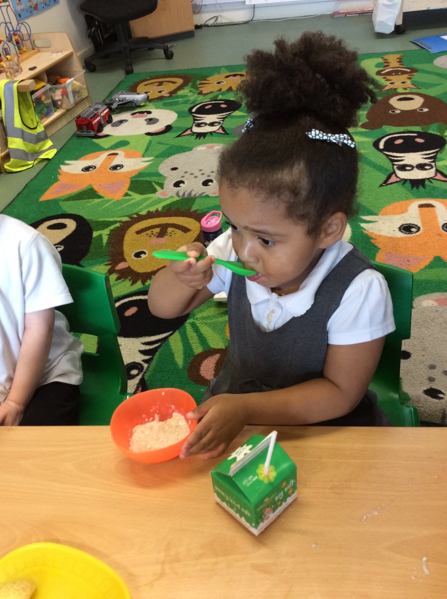 OverfieldsPri's tweet image. Tasting porridge for our healthy snack in nursery, just like the 3 bears!  Yum!🥣