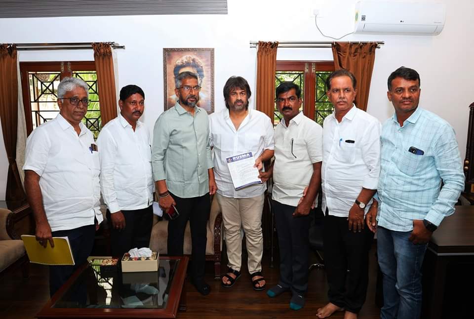 Madhu_Bangarapp's tweet photo. ರಾಯಚೂರು ಖಾಸಗಿ ಅನುದಾನ ರಹಿತ ಶಾಲಾ ಆಡಳಿತ ಮಂಡಳಿಗಳ ಒಕ್ಕೂಟ (RUSMA)ದ ಪ್ರತಿನಿಧಿಗಳ ನಿಯೋಗವು ನನ್ನನ್ನು ಭೇಟಿಮಾಡಿ, ರಾಯಚೂರು ಜಿಲ್ಲೆಗೆ ಸಂಬಂಧಿಸಿದ ಆರ್.ಟಿ.ಈ ಬಿಲ್ಲುಗಳನ್ನು ಮಂಜೂರು ಮಾಡುವಂತೆ ಮನವಿ ಸಲ್ಲಿಸಿದರು.
ಕೂಡಲೇ ಸಂಬಂಧಪಟ್ಟ ಅಧಿಕಾರಿಗೆ ಕರೆಮಾಡಿ ಸಮಸ್ಯೆ ಬಗೆಹರಿಸುವಂತೆ ಸೂಚಿಸಿದೆ.
#RUSMA #Bangalore #INCKarnataka https://t.co/WZlk8dWnVz