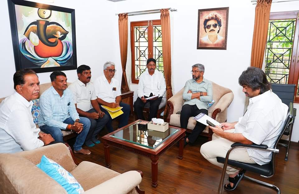 Madhu_Bangarapp's tweet photo. ರಾಯಚೂರು ಖಾಸಗಿ ಅನುದಾನ ರಹಿತ ಶಾಲಾ ಆಡಳಿತ ಮಂಡಳಿಗಳ ಒಕ್ಕೂಟ (RUSMA)ದ ಪ್ರತಿನಿಧಿಗಳ ನಿಯೋಗವು ನನ್ನನ್ನು ಭೇಟಿಮಾಡಿ, ರಾಯಚೂರು ಜಿಲ್ಲೆಗೆ ಸಂಬಂಧಿಸಿದ ಆರ್.ಟಿ.ಈ ಬಿಲ್ಲುಗಳನ್ನು ಮಂಜೂರು ಮಾಡುವಂತೆ ಮನವಿ ಸಲ್ಲಿಸಿದರು.
ಕೂಡಲೇ ಸಂಬಂಧಪಟ್ಟ ಅಧಿಕಾರಿಗೆ ಕರೆಮಾಡಿ ಸಮಸ್ಯೆ ಬಗೆಹರಿಸುವಂತೆ ಸೂಚಿಸಿದೆ.
#RUSMA #Bangalore #INCKarnataka https://t.co/WZlk8dWnVz