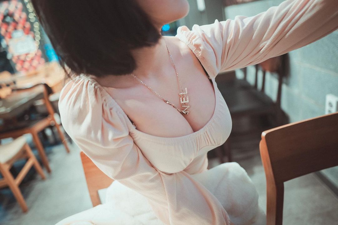 Nggak minum kopi kok cuma coklat panas aja~