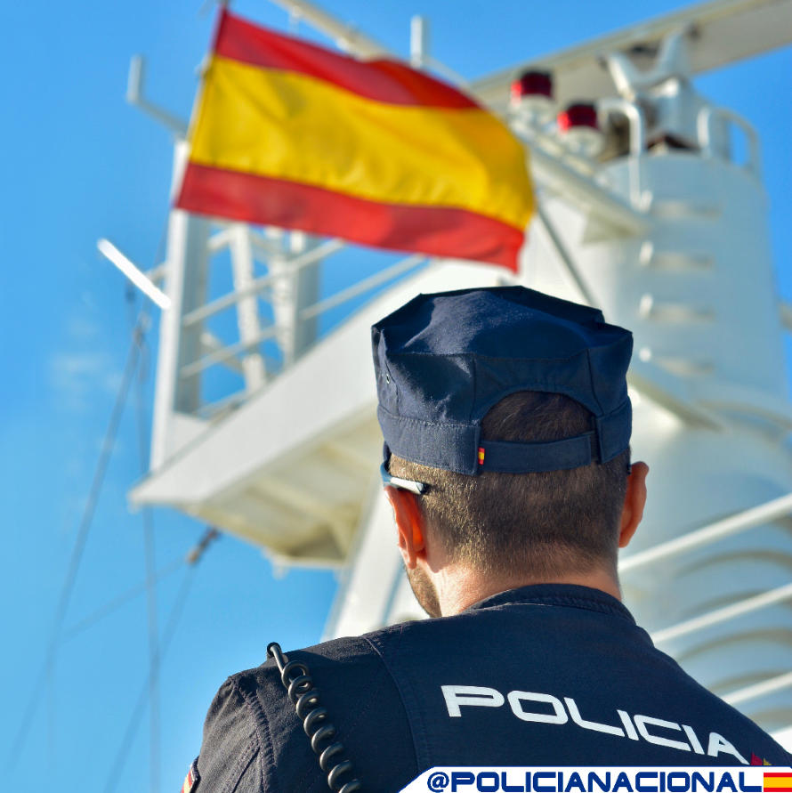 policia's tweet photo. Tienes que echar la vista atrás, de vez en cuando, para saber de dónde vienes... 

Pero debes mantener la mirada al frente para llegar a donde quieres estar

#BuenosDías y #FelizLunes https://t.co/ekU6EVotYv