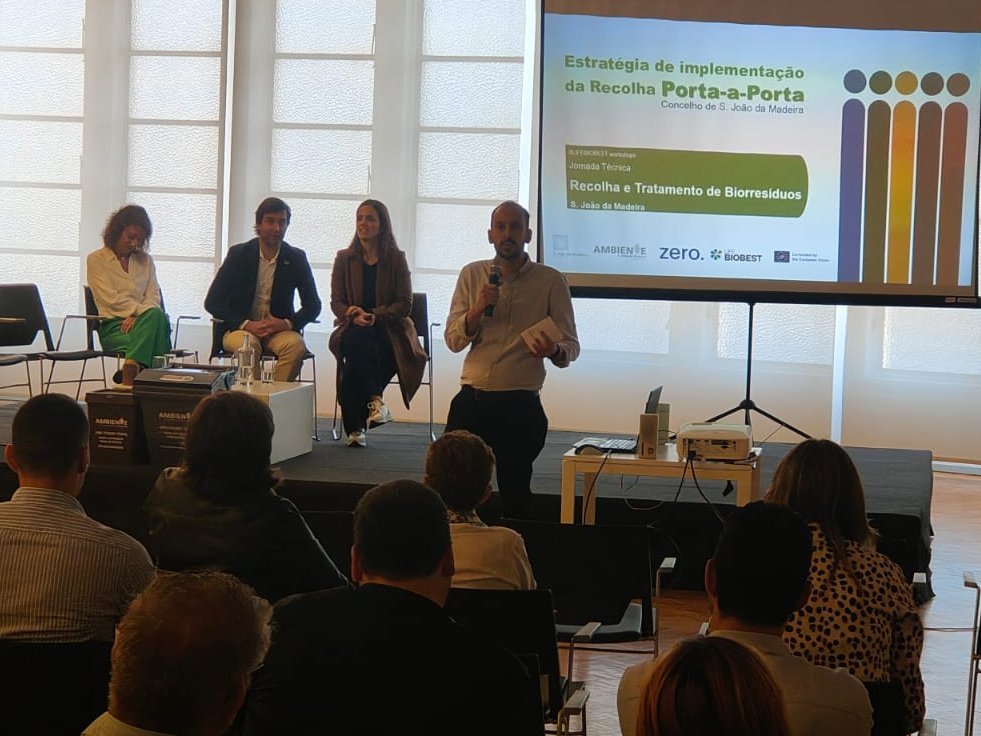 Novamont_Iberia's tweet image. Começa a segunda parte do workshop #LIFEBIOBEST. Analisamos os casos de sucesso municipais na recolha selectiva e #Porta_a_Porta de #bioresíduos. 
Como os casos de @saojoaomadeira e @MAlgodres .
Municípios que combinam este sistema com a compostagem comunitária.
#bioresiduos…