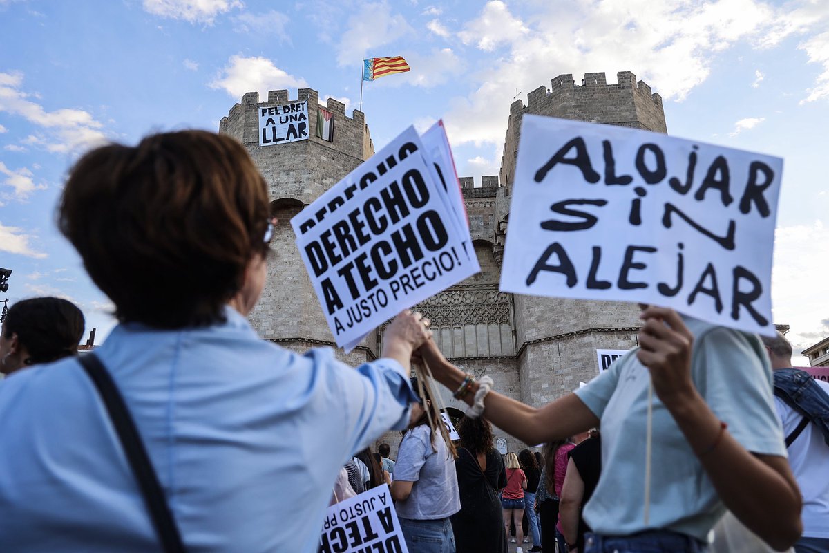 roberfotograf's tweet photo. Varios miles de persona se manifiestan en València por el derecho a la vivienda y en contra de la turistificación .
Fotos Per a @europapress https://t.co/IBhdRDw0Zt