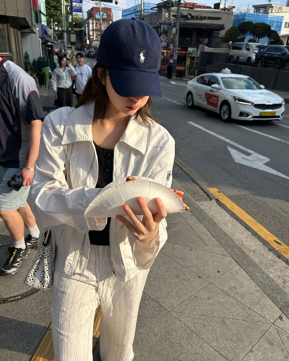 itzyslia's tweet photo. A very common information of me, I love pizza with all of my heart. I mean, who else is holding a big slice of pizza like a baby? https://t.co/ZFFa8Zrv5N