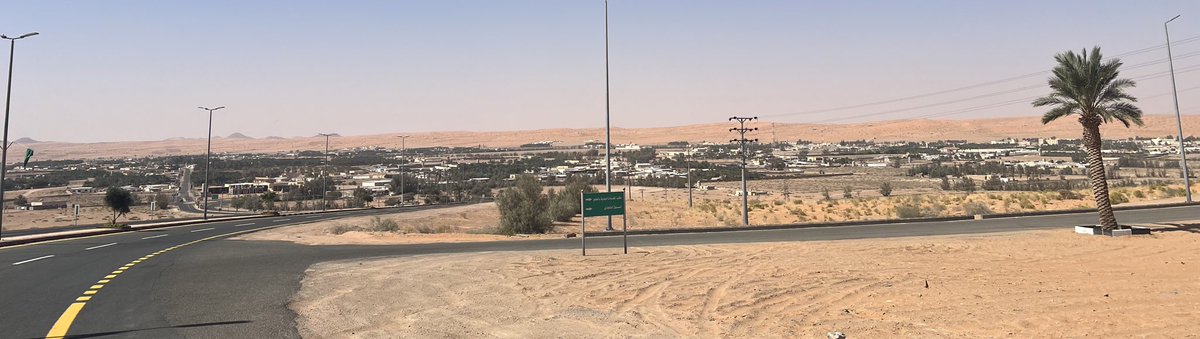 malarab1's tweet photo. في ضيافة الكرام في بلدة #الحفير #حائل 

في مكان يتماهى فيه ضوء الشمس مع رمال ذهبية تمتد بلا نهاية، وتحتضنها جبال سوداء تلوح في الأفق كظلال لا تُنسى، يبدو الكون هنا وكأنه يتنفس بهدوء مهيب
هذه الرمال تحكي قصصاً قديمة، عابرة للزمان والمكان، تشهد على عظماء مروا وحضارات لا تندثر. أما الجبال السوداء، فهي حارسة هذا المكان، ثابتة كأسرار مغلقة لا تكشف خباياها إلا لمن يجرؤ على الاقتراب. هنا، بين الذهب والأسود، يتوقف الزمن ويغمر الصمت الروح، فتشعر بأنك على مشارف عتبة عالم آخر، حيث يذوب الفارق بين الماضي والمستقبل.