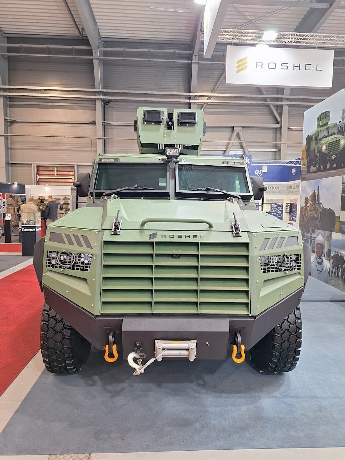 praisethesteph's tweet photo. 🇨🇿#FFF24: Roshel Senator MRAP (@RoshelDefence) exhibited at the Future Forces Forum 2024 (@ForcesForum) in Prague. The President of the Czech Republic, Petr Pavel (@prezidentpavel), came to see the Roshel stand and their vehicle in person. https://t.co/A1g8zTrftL