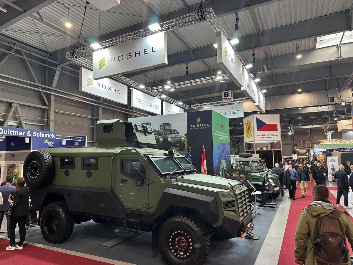 praisethesteph's tweet photo. 🇨🇿#FFF24: Roshel Senator MRAP (@RoshelDefence) exhibited at the Future Forces Forum 2024 (@ForcesForum) in Prague. The President of the Czech Republic, Petr Pavel (@prezidentpavel), came to see the Roshel stand and their vehicle in person. https://t.co/A1g8zTrftL
