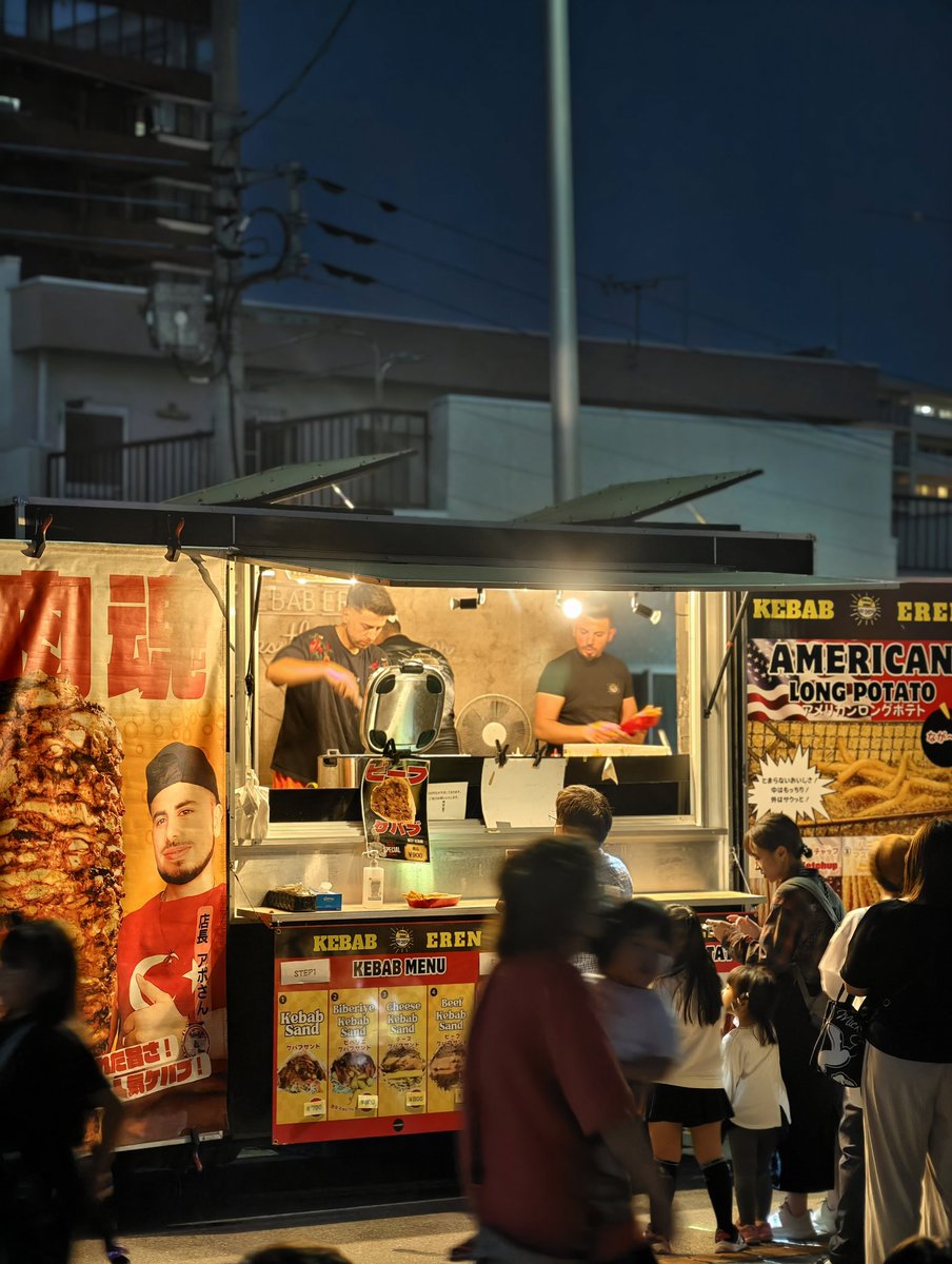 KebabEren's tweet photo. ｢ありがとう中橋｣に出店しました😊
ランタンで青く輝いてた中橋。
とっても素敵なイベントで��た🌃

 #キッチンカー #ケバブ  #足利市  #栃木観光  #文化祭   #スタグル https://t.co/0ZWuXe4jFo