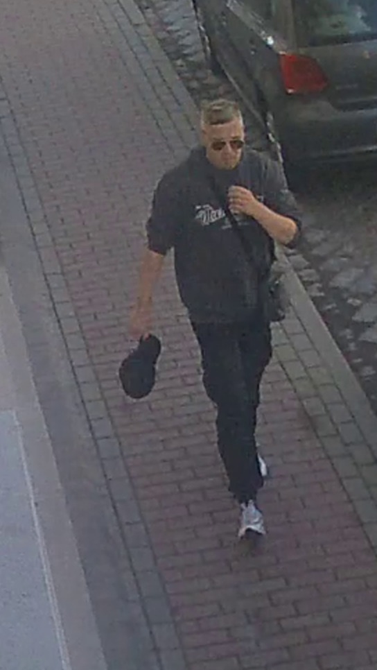 Valsts policijas amatpersonas Liepājā aicina aplūkot attēlos redzamo personu un ja jūsu rīcībā ir jebkāda informācija, kas sekmētu viņa personības un atrašanās vietas noskaidrošanu, aicinām informēt Valsts policiju, zvanot pa tālruņa numuru 110.