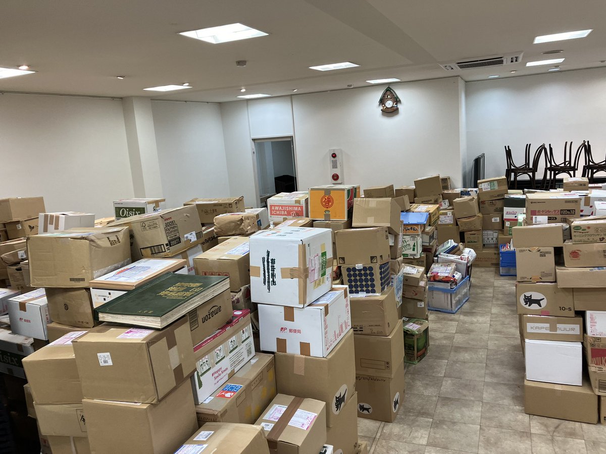 maebashibookfes's tweet photo. 最終的に73,000冊あまりの本が集まり、
本に囲まれて準備した拠点。
あらたな読み手にわたり、
62,870冊が旅立ちました。
そして大切な本たちは
昨日のボランティアさんによって
綺麗に整えられ、
みなさんの想いとともに保管先へ。
街なかでの活用など検討しています。
こんなにここ広かったのかー https://t.co/TOOZNlmx3N