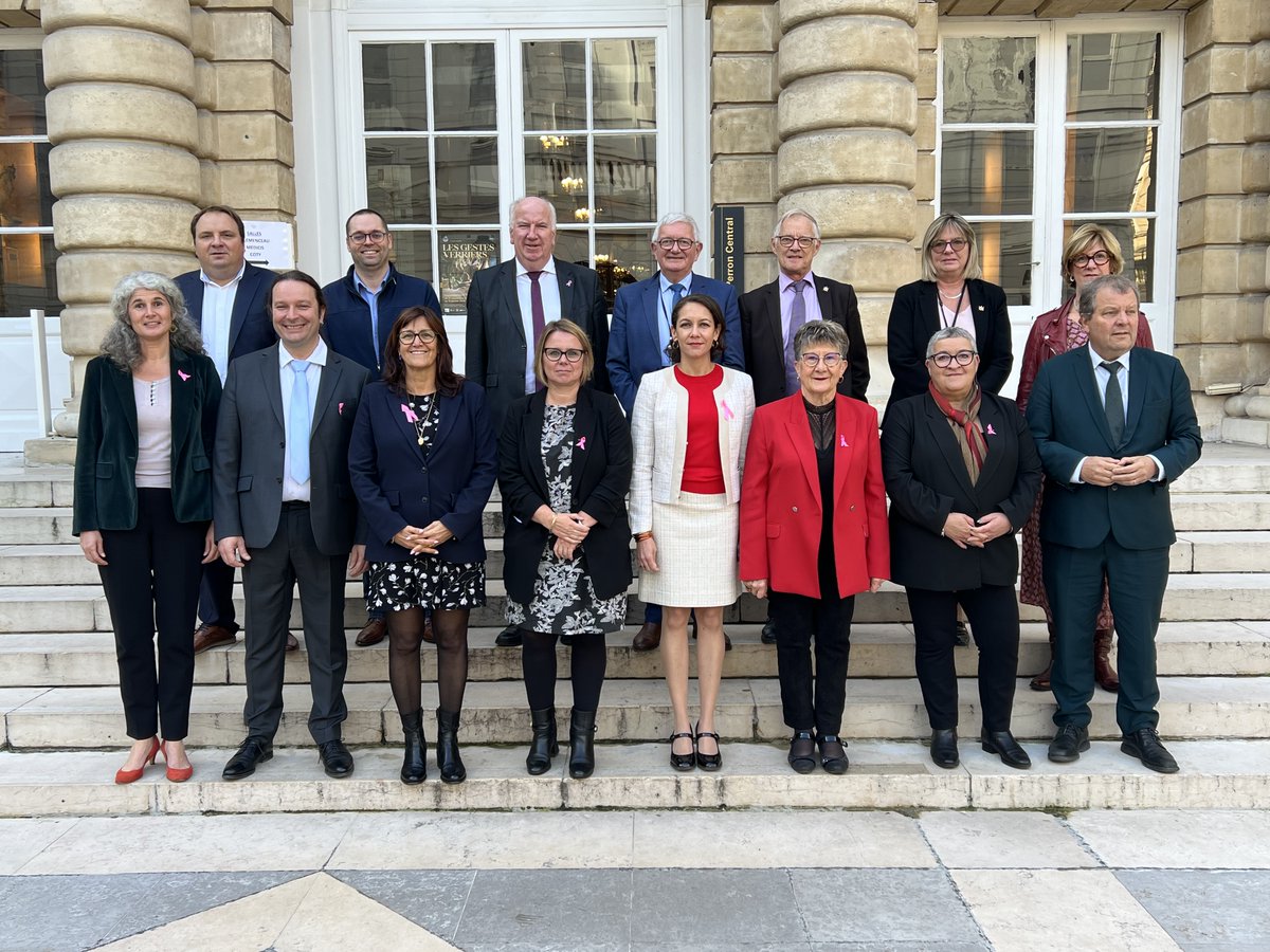 Les <a href="/senateursCRCE/">Sénateurs CRCE-K</a> célèbrent #OctobreRose pas seulement en s'affichant avec le ruban mais surtout en présentant dans notre niche parlementaire une proposition de loi pour "la prise en charge intégrale des soins liés au traitement du cancer du sein par l'assurance maladie".