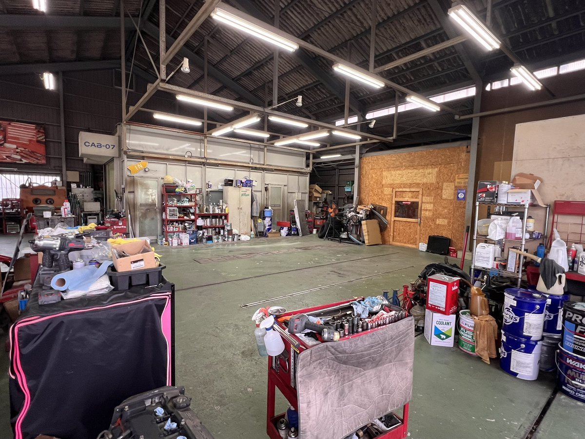 Garage54Base's tweet photo. どうも、変態社長整備士です。
デ���カスターワゴンのウォーターポンプ交換無事完了して、お車を工場の外に出したら……
工場めっちゃ広っ‼︎
#P24W
#4G64 https://t.co/CDcJloWmBA