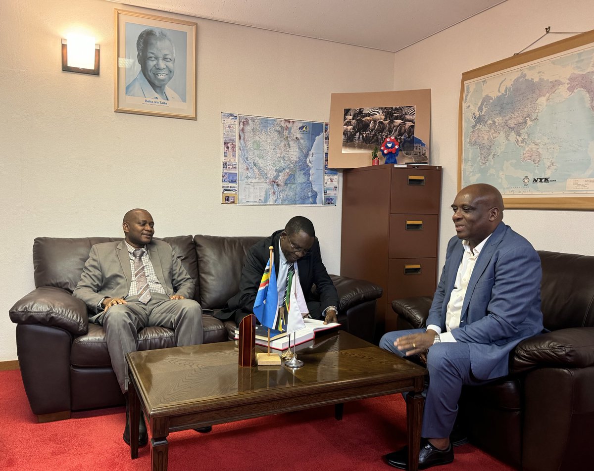 UbaloziJapan's tweet photo. Leo, tarehe 22 Oktoba 2024, Mheshimiwa Balozi Baraka Luvanda amewapokea Ubalozini, Makamu Mkuu wa Chuo Kikuu Cha Dodoma (UDOM), Prof. Lughano Kusiluka na Mkurugenzi Mtendaji wa Hospitali ya Benjamin Mkapa (BMH), Prof. Abel Makubi. 

Viongozi hao wapo nchini Japan kwa ziara ya kikazi yenye lengo la kuimarisha ushirikiano na Serikali na taasisi za Japan kwenye masuala ya tiba, sayansi na elimu ya tiba.

@mfa_tanzania 
@udomtheofficial 
@bmhdodoma