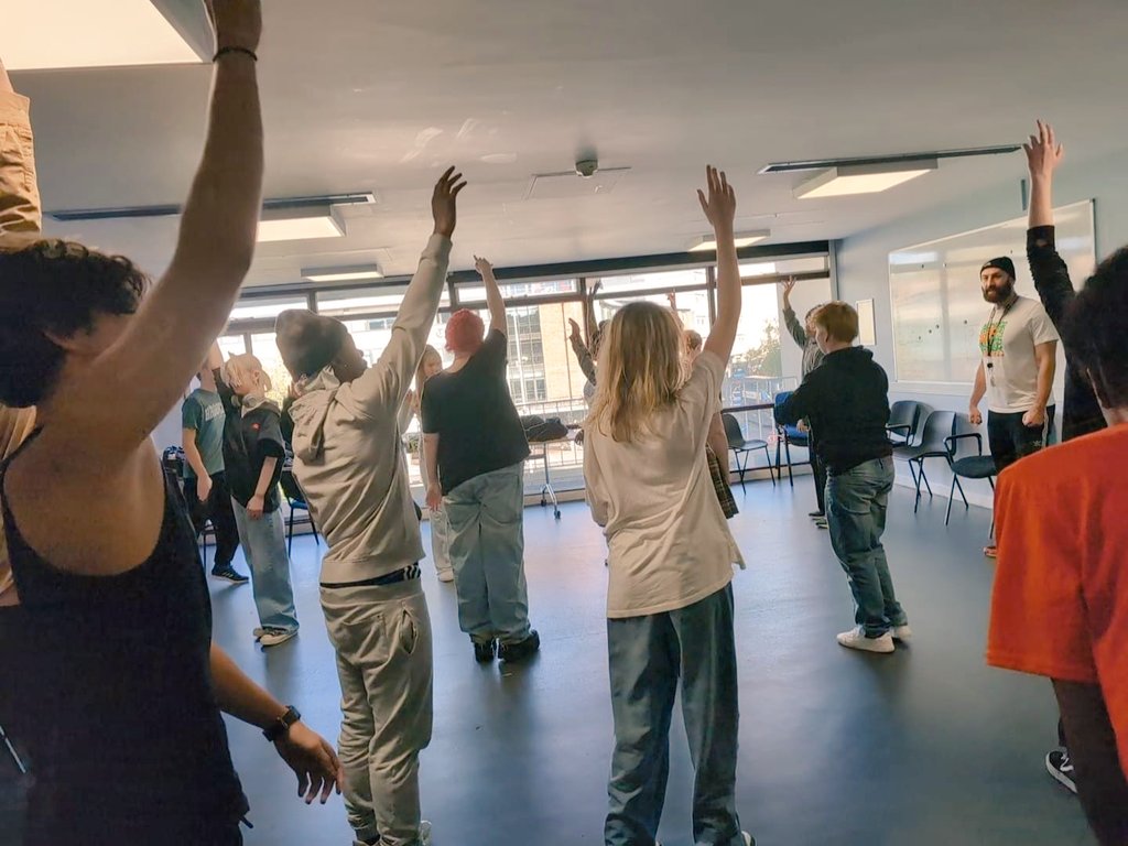 BelgradeHubs's tweet photo. On Saturday, our 14-19s Theatre HUB had a visit from @BelgradeTheatre Associate Director @JZorenti_Nakhid

Jay taught the group some of his rehearsal room techniques and answered questions about @actordja1's play #Revealed ahead of our visit to see the show last night 🤩🎭 https://t.co/EOAGxfDfnF