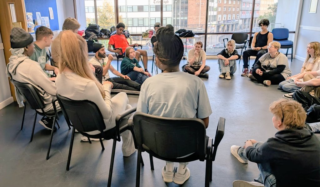 BelgradeHubs's tweet photo. On Saturday, our 14-19s Theatre HUB had a visit from @BelgradeTheatre Associate Director @JZorenti_Nakhid

Jay taught the group some of his rehearsal room techniques and answered questions about @actordja1's play #Revealed ahead of our visit to see the show last night 🤩🎭 https://t.co/EOAGxfDfnF