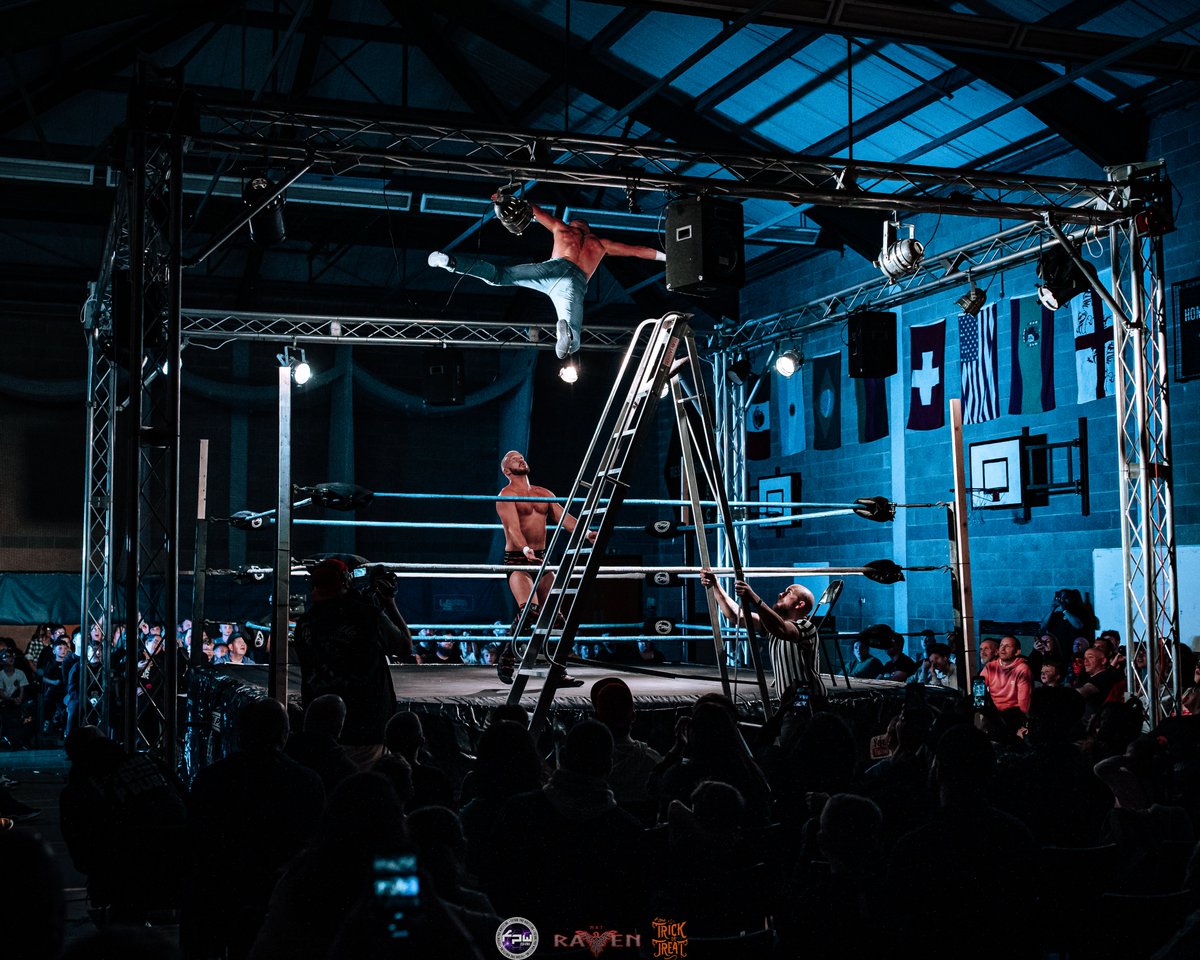 Unbelievable dive from <a href="/therobbo_720/">Paul Robinson</a> #trickortreat