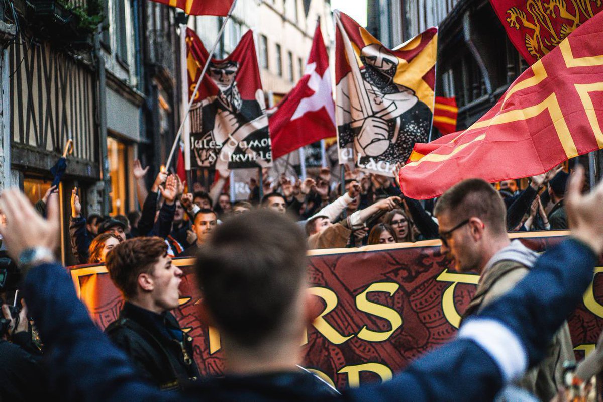 ❤️‍🔥 Heureusement, les jeunes de la « Marche des Normands » étaient là pour relever le niveau. 

Se rappeler qui l'on est contre le grand effacement de nos identités.