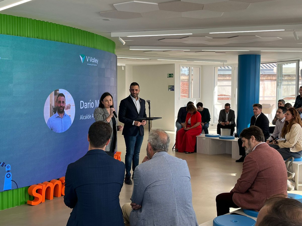 ENCAMINA's tweet photo. Mañana chulísima en la #SmartWorldFactoriesWeek 🏭🤖 Hoy hemos inaugurado en #ENCAMINAOrigen una semana dedicada a la #IA y la #industria. Un lujazo contar con @GVAivace, @femevalOFICINA, @ASECAM1 @ITI_TIC, @AytoSaguntoCom o @DENSORoboticsEU en la inauguración de esta semana🤗 https://t.co/Yha8aqmWnG
