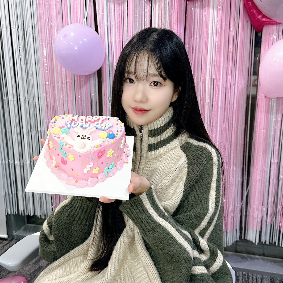 JOYURI_offcl's tweet photo. [#유리스팟] 2024.10.22 HAPPY YURI DAY🎂🎀🩷

#조유리 #JOYURI #チョユリ https://t.co/TupyUBCZXG